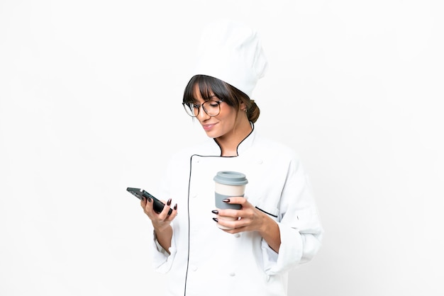 Kucharz z telefonem odpowiadający na zapytania